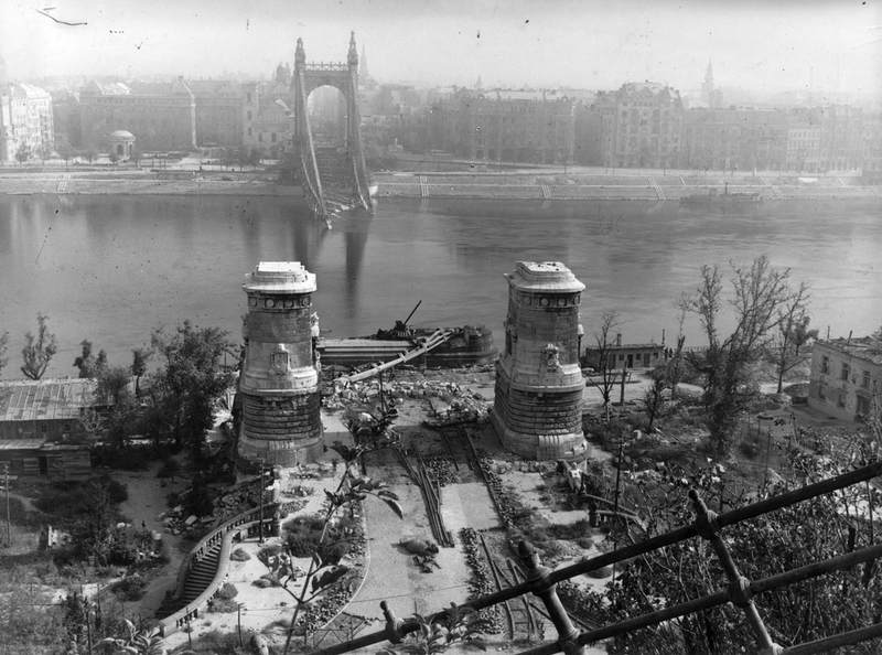 Illustration for article titled Budapest's Elisabeth Bridge Turned 50 Today